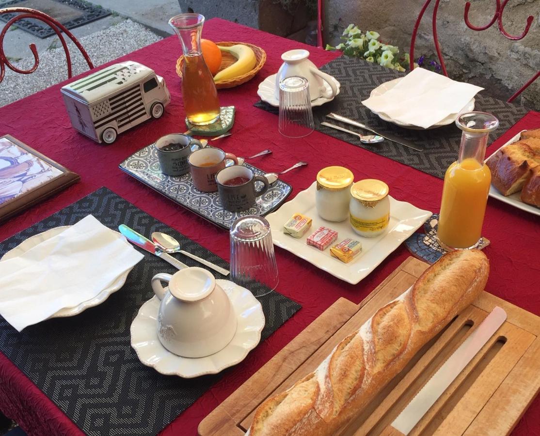 Bed and Breakfast Les Maitres Sonneurs Huriel Exterior foto