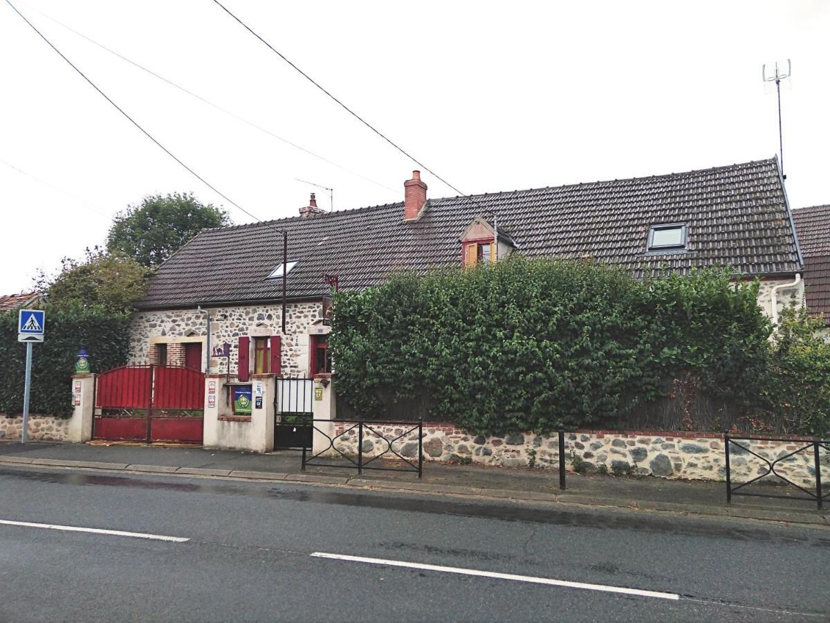 Bed and Breakfast Les Maitres Sonneurs Huriel Exterior foto